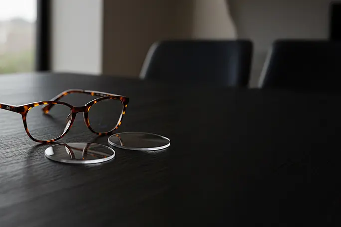 أنواع عدسات النظارات الطبية: دليلك الشامل لاختيار العدسة المثالية